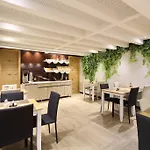 考斯摩博因特酒店 3*